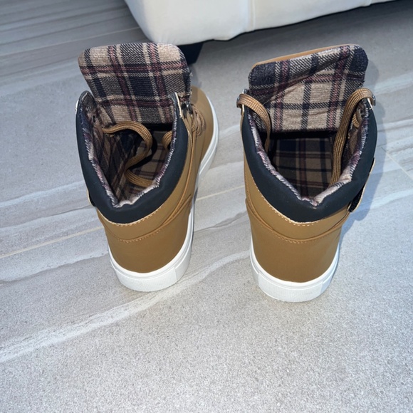 Sneakers - Picture 2 of 7